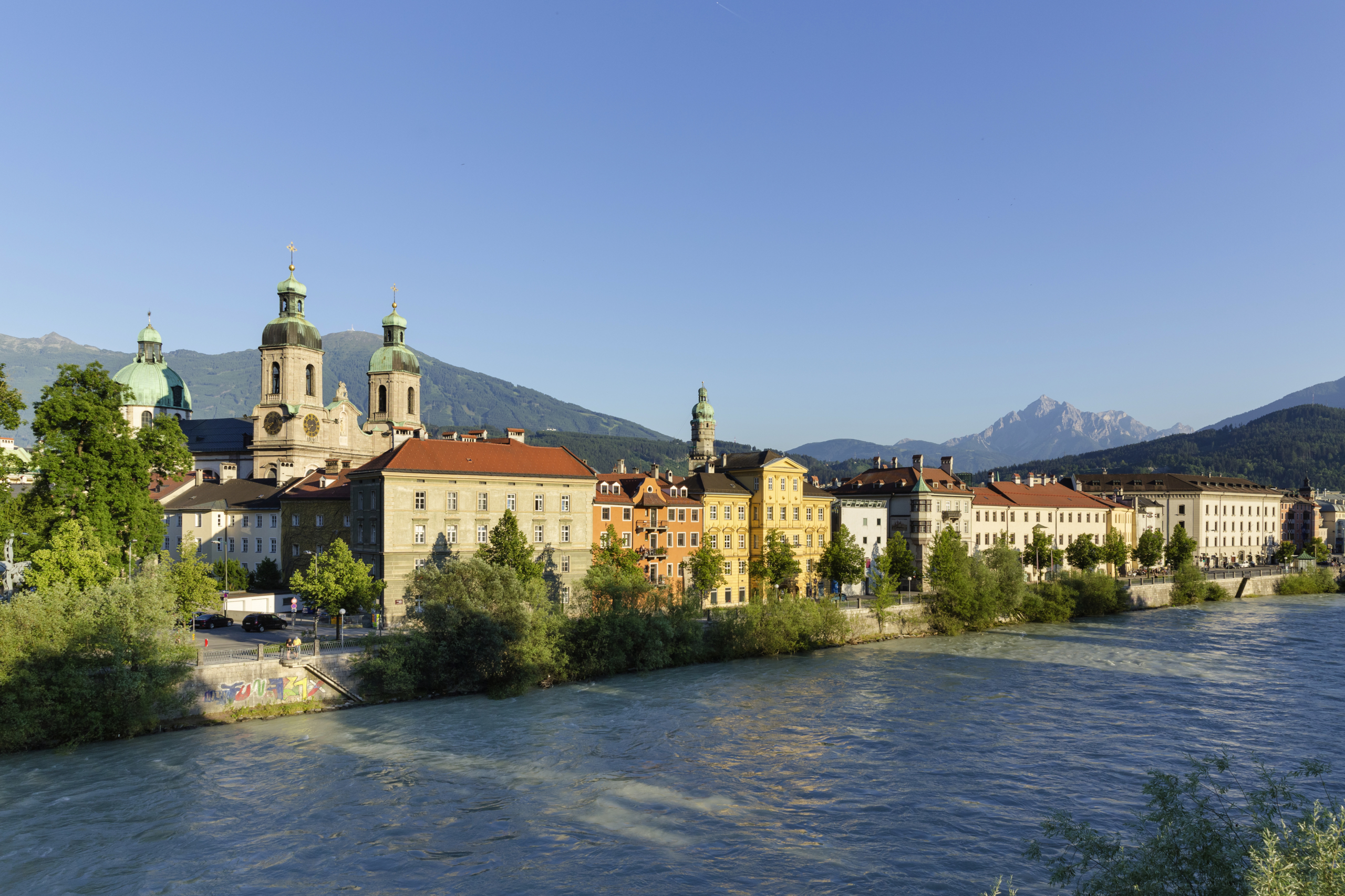 Innsbruck Innufer mit Dom zu St. Jakob